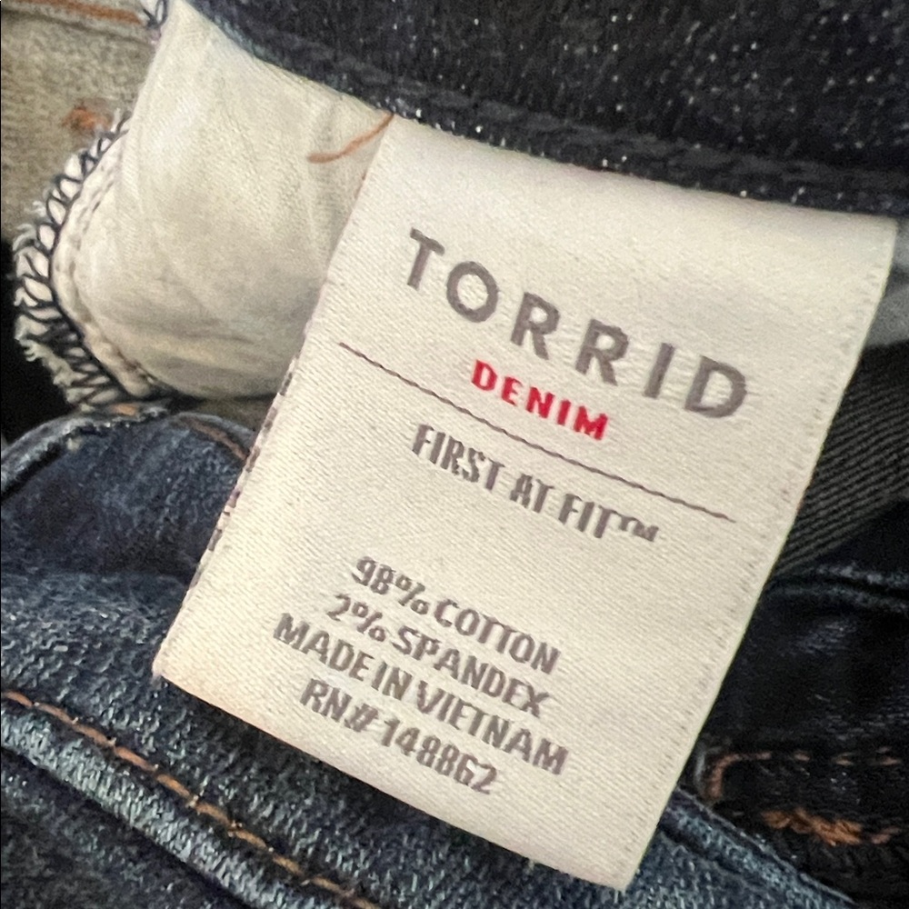 Torrid Women's Dark Wash 5-Pocket Denim Jeans Shorts Size 16 - Picture 6 of 8